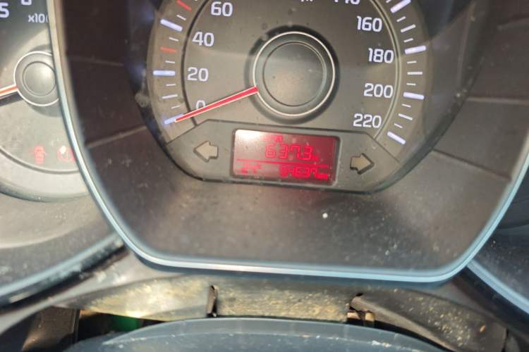 Used Kia K2 2015 Sedan 1.4L MT TOP Odometer Close Up