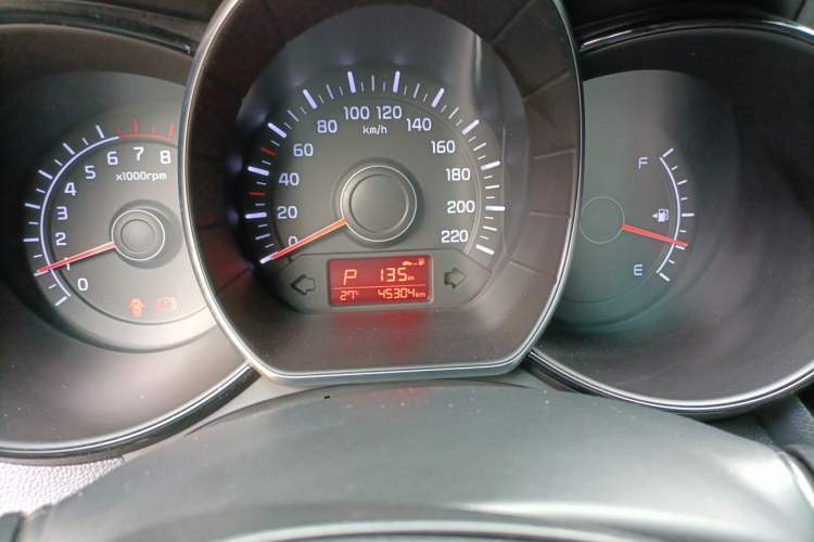 Used Kia K2 2015 Sedan 1.4L Automatic GLS Odometer Close Up