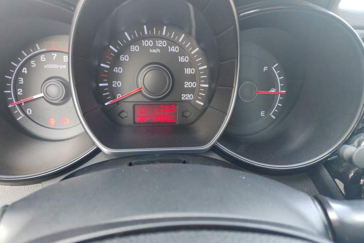 Used Kia K2 2015 Sedan 1.4L Automatic GLS Odometer Close Up