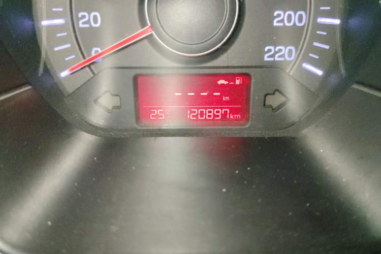 Used Kia K2 2015 Sedan 1.4L MT GLS Odometer Close Up
