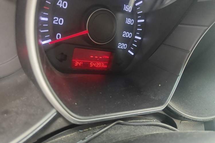 Used Kia K2 2015 Sedan 1.4L MT GLS Odometer Close Up