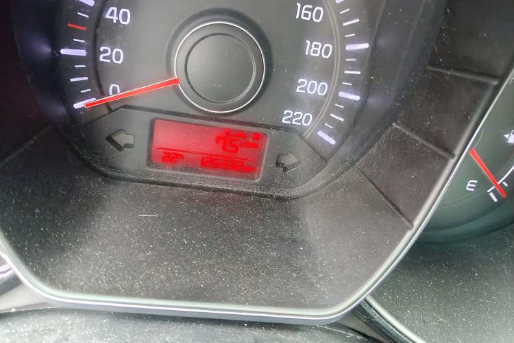 Used Kia K2 2015 Sedan 1.4L MT GLS Odometer Close Up