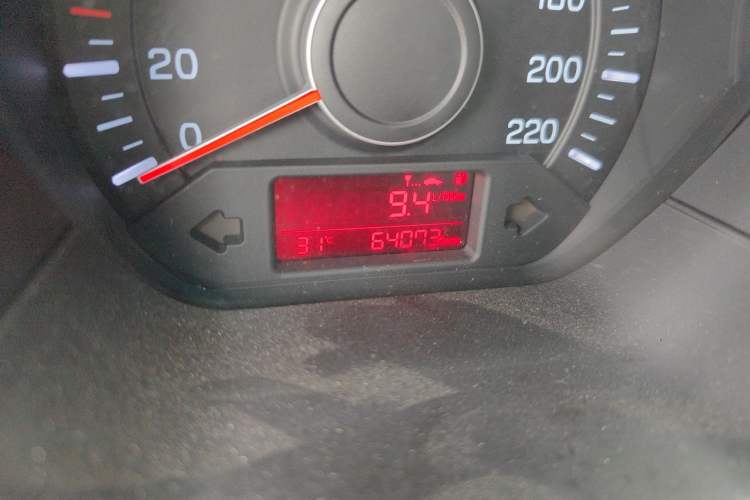 Used Kia K2 2015 Sedan 1.4L MT GLS Odometer Close Up