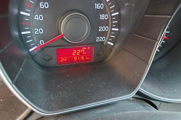 Used Kia K2 2015 Sedan 1.4L MT GLS Odometer Close Up