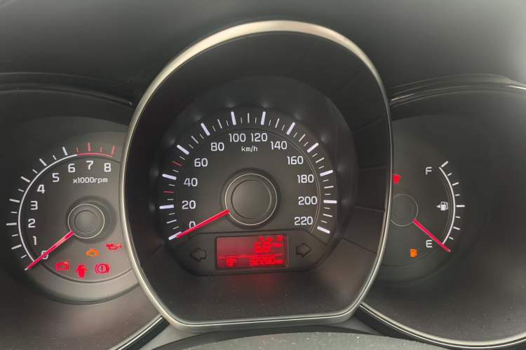 Used Kia K2 2015 Sedan 1.4L MT GLS Odometer Close Up
