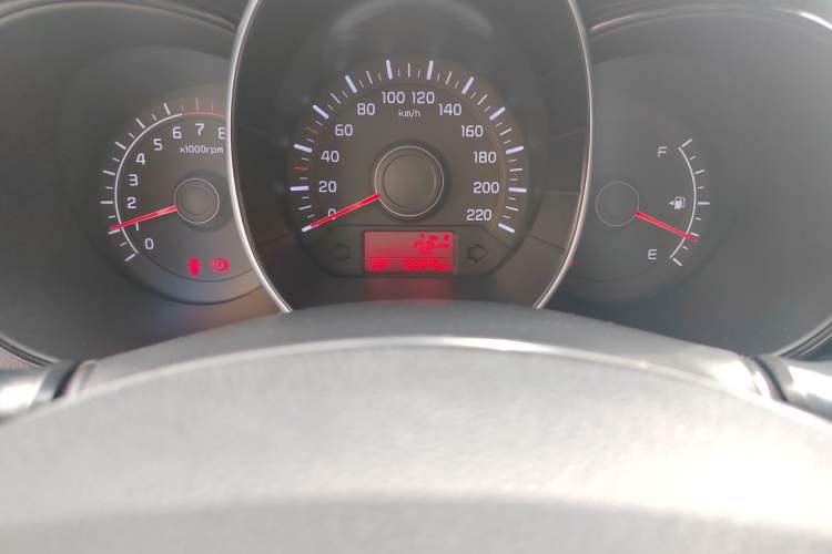Used Kia K2 2015 Sedan 1.4L MT GLS Odometer Close Up