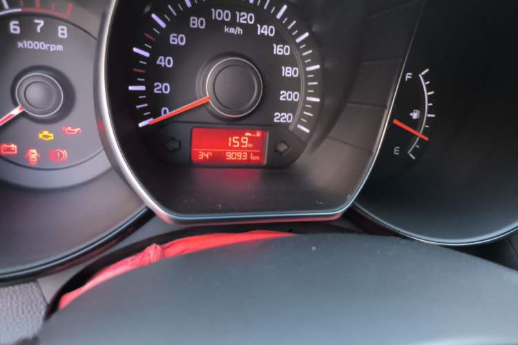 Used Kia K2 2015 Sedan 1.4L MT GLS Odometer Close Up