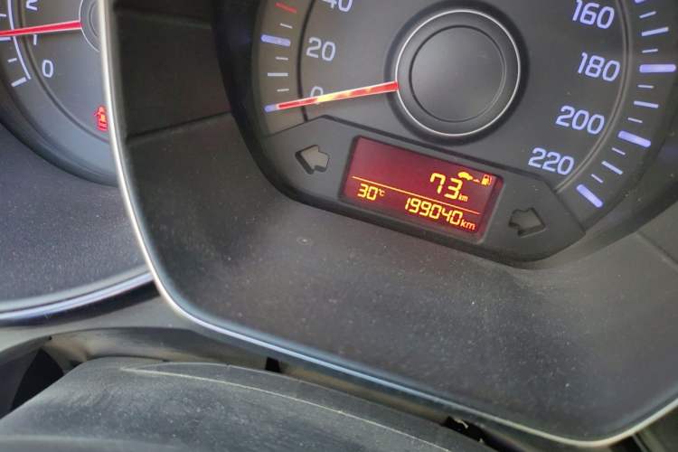 Used Kia K2 2015 Sedan 1.4L MT GLS Odometer Close Up