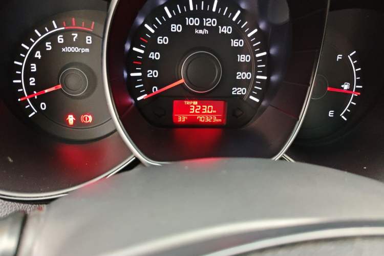 Used Kia K2 2015 Sedan 1.4L MT GLS Odometer Close Up