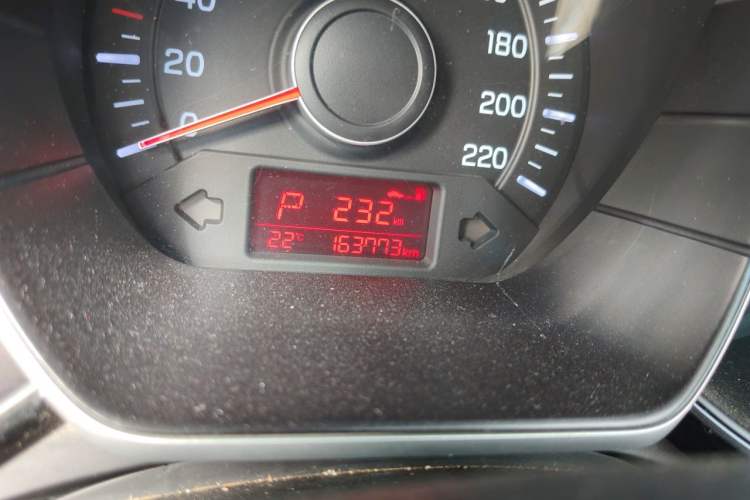 Used Kia K2 2015 Sedan 1.4L Automatic GLS Odometer Close Up