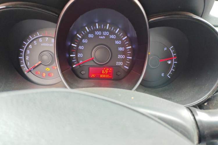 Used Kia K2 2015 Sedan 1.4L MT GLS Odometer Close Up