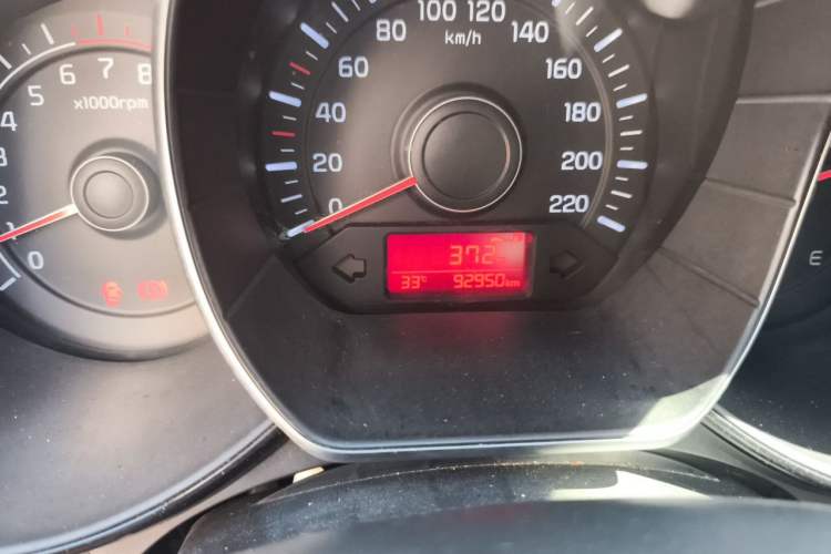 Used Kia K2 2015 Sedan 1.4L MT TOP Odometer Close Up
