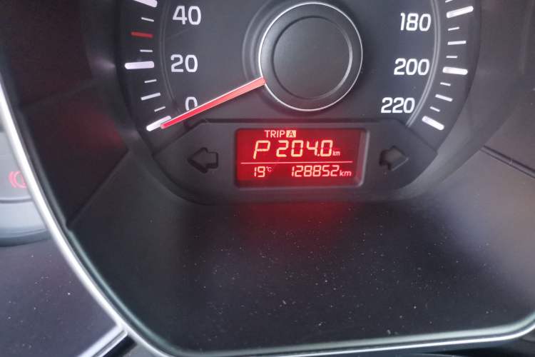 Used Kia K2 2015 Hatchback 1.4L AT GLS Cool Edition Odometer Close Up