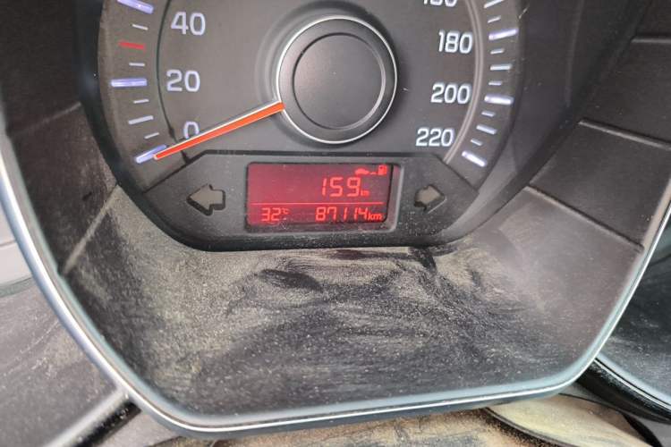 Used Kia K2 2015 Sedan 1.4L MT GLS Odometer Close Up