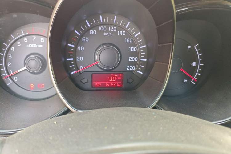 Used Kia K2 2015 Sedan 1.4L MT GLS Odometer Close Up