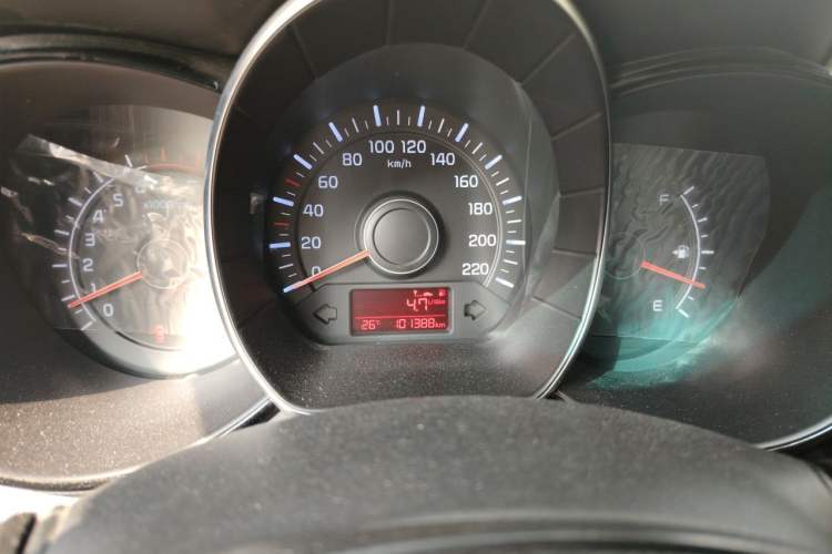 Used Kia K2 2015 Sedan 1.4L MT GLS Odometer Close Up