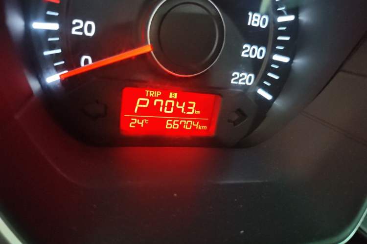 Used Kia K2 2015 Sedan 1.4L Automatic GLS Odometer Close Up