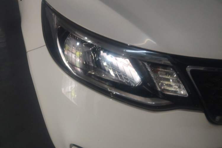 Used Kia K2 2015 Sedan 1.4L Automatic GLS Right Front Headlight