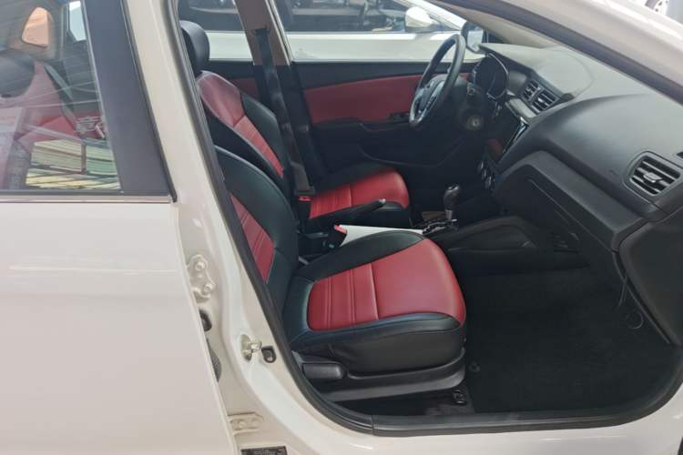 Used Kia K2 2015 Hatchback 1.4L AT GLS Cool Edition Right Front Seat
