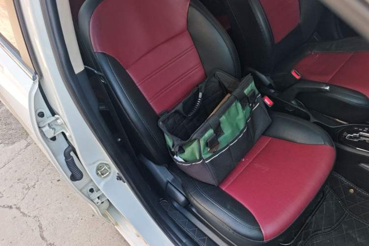 Used Kia K2 2015 Hatchback 1.4L AT GLS Cool Edition Right Front Seat