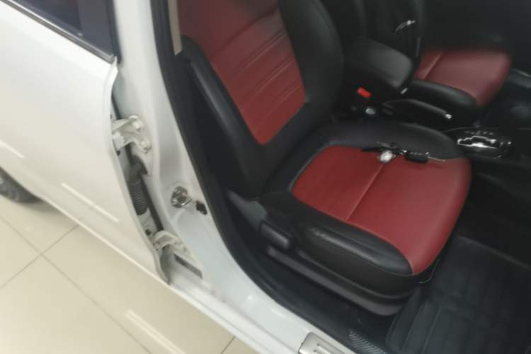 Used Kia K2 2015 Hatchback 1.4L AT GLS Cool Edition Right Front Seat