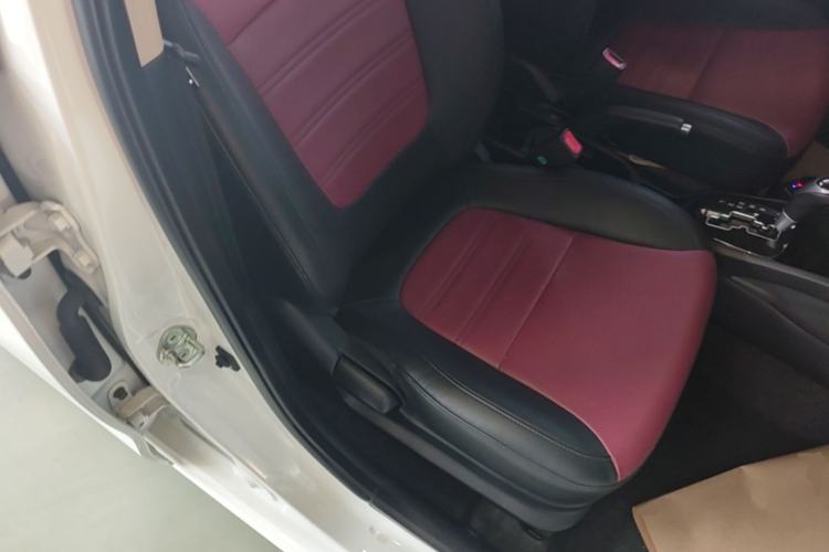 Used Kia K2 2015 Hatchback 1.4L AT GLS Cool Edition Right Front Seat