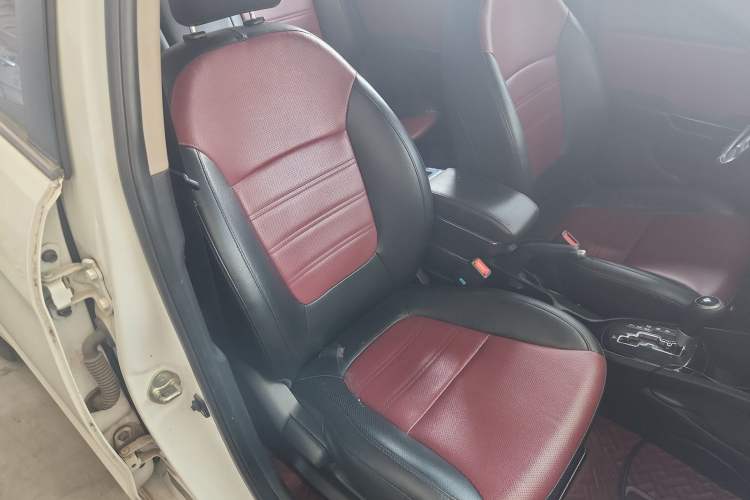 Used Kia K2 2015 Hatchback 1.4L AT GLS Cool Edition Right Front Seat