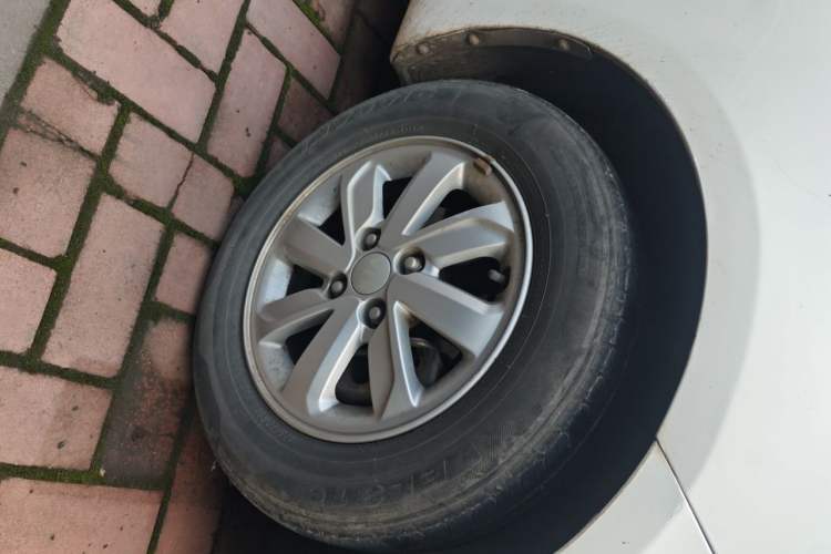 Used Kia K2 2015 Hatchback 1.4L MT GLS Right Front Wheel Hub