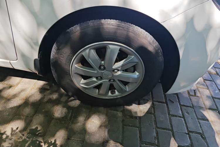 Used Kia K2 2015 Sedan 1.4L MT GLS Right Front Wheel Hub