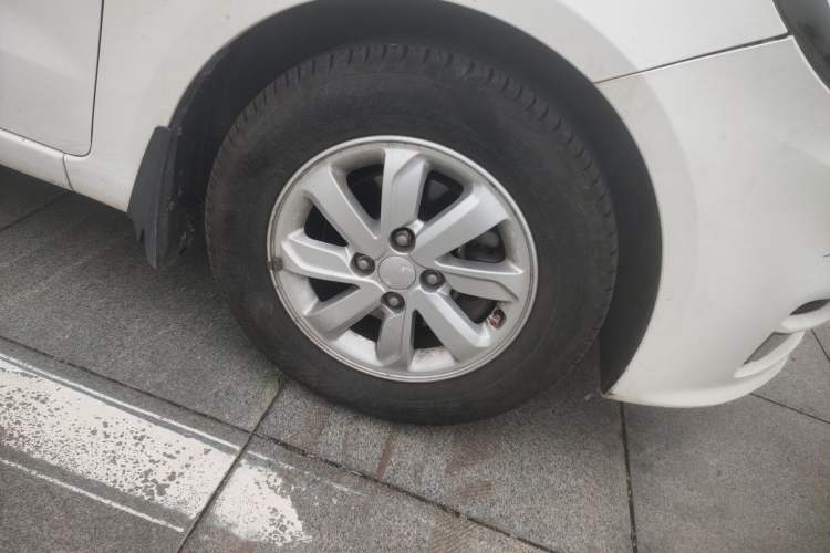 Used Kia K2 2015 Sedan 1.4L Automatic GLS Right Front Wheel Hub