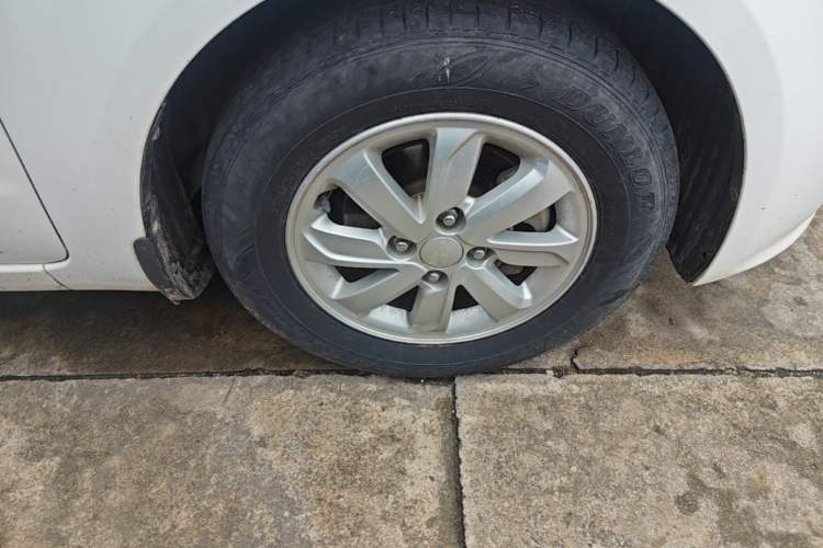 Used Kia K2 2015 Sedan 1.4L MT TOP Right Front Wheel Hub