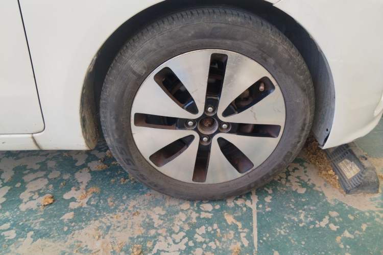 Used Kia K2 2015 Sedan 1.4L MT GLS Right Front Wheel Hub