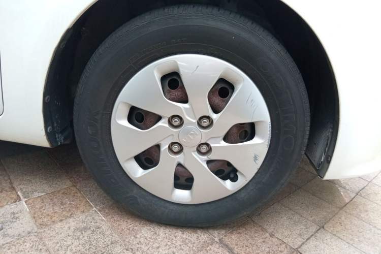 Used Kia K2 2015 Sedan 1.4L Automatic GLS Right Front Wheel Hub