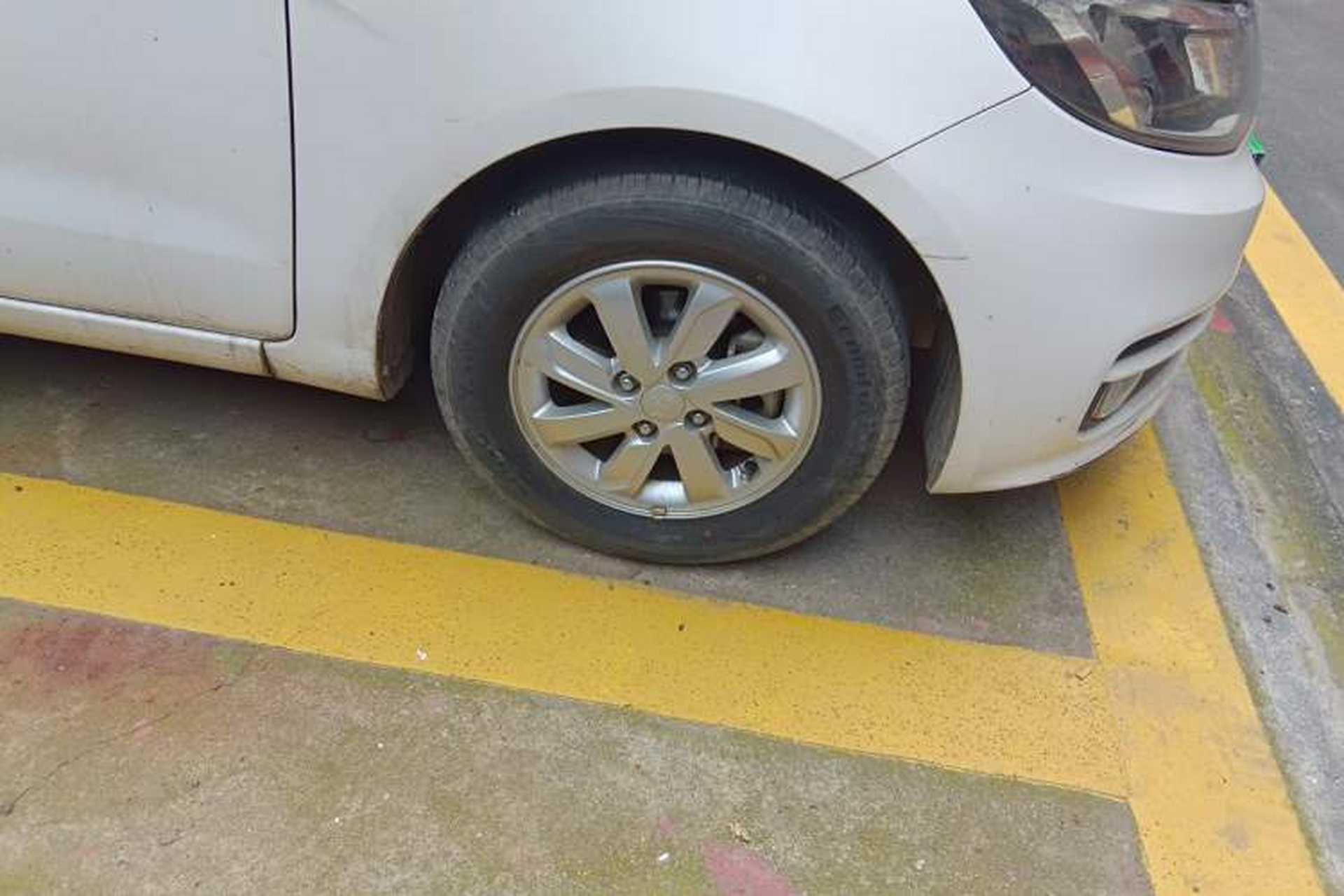 Used Kia K2 2015 Sedan 1.4L MT GLS Right Front Wheel Hub