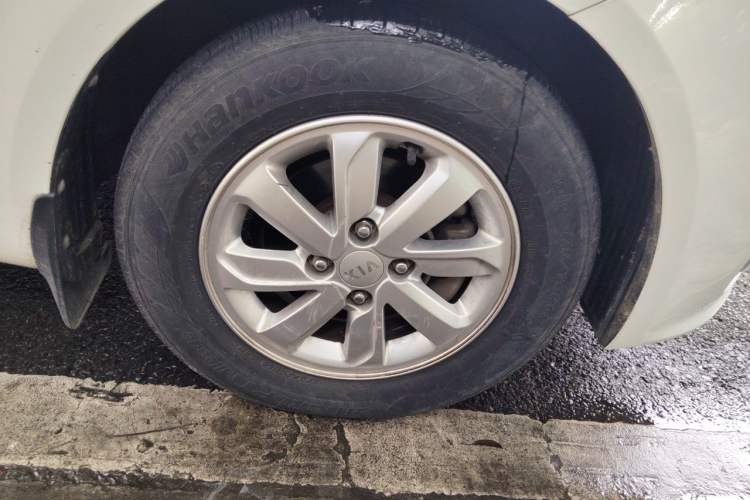 Used Kia K2 2015 Sedan 1.4L Automatic GLS Right Front Wheel Hub