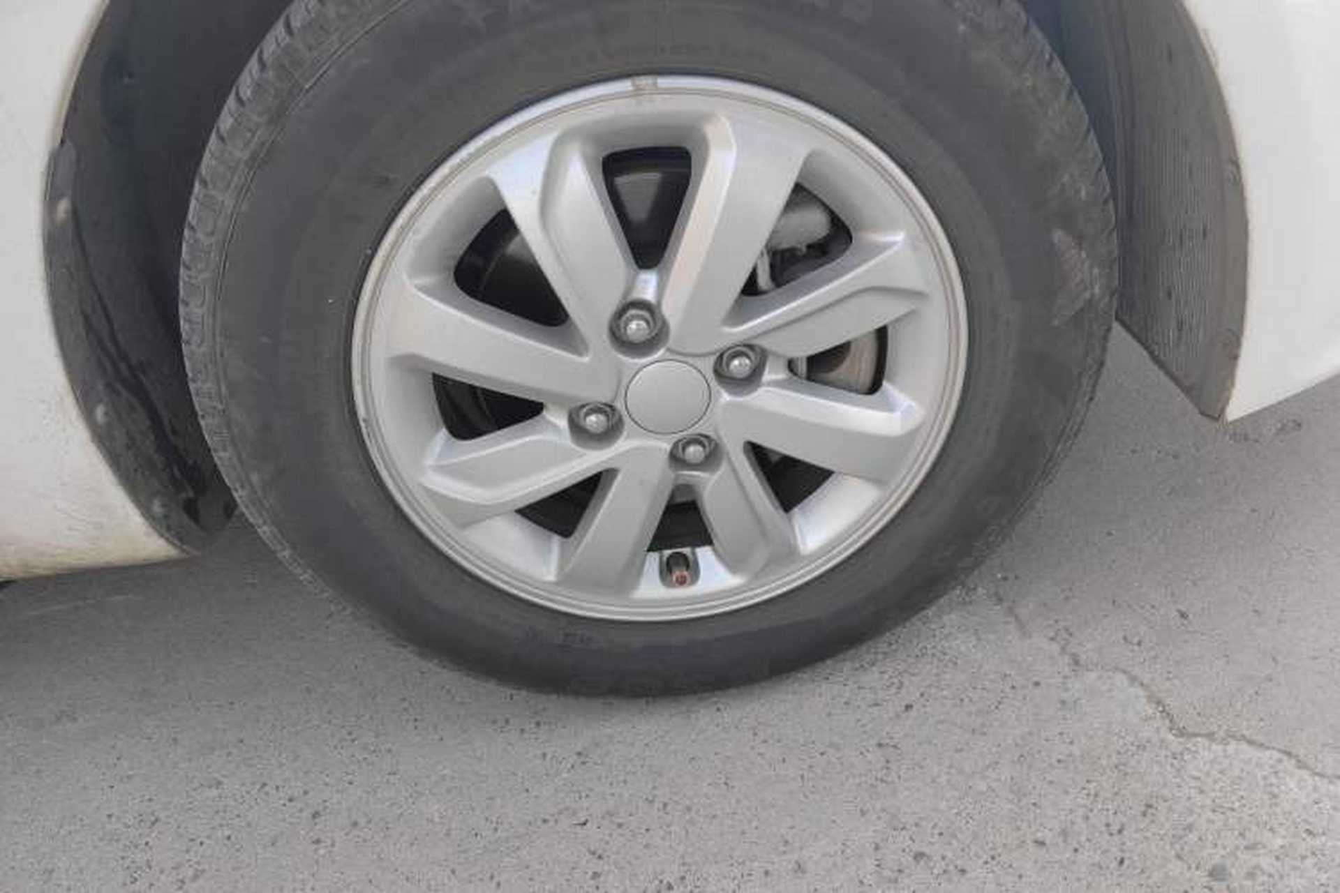 Used Kia K2 2015 Sedan 1.4L MT GLS Right Front Wheel Hub