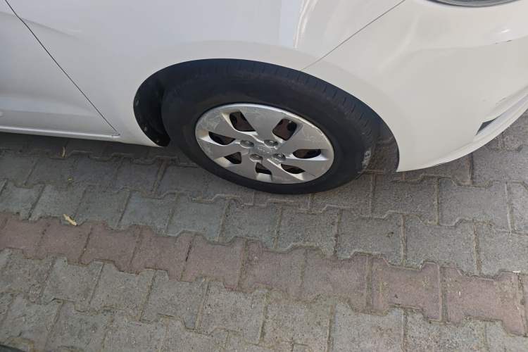 Used Kia K2 2015 Sedan 1.4L Automatic GLS Right Front Wheel Hub