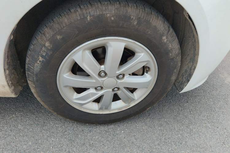 Used Kia K2 2015 Sedan 1.4L MT GLS Right Front Wheel Hub