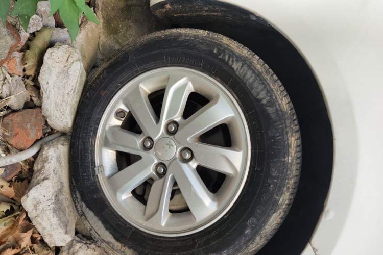 Used Kia K2 2015 Sedan 1.4L MT GLS Right Front Wheel Hub