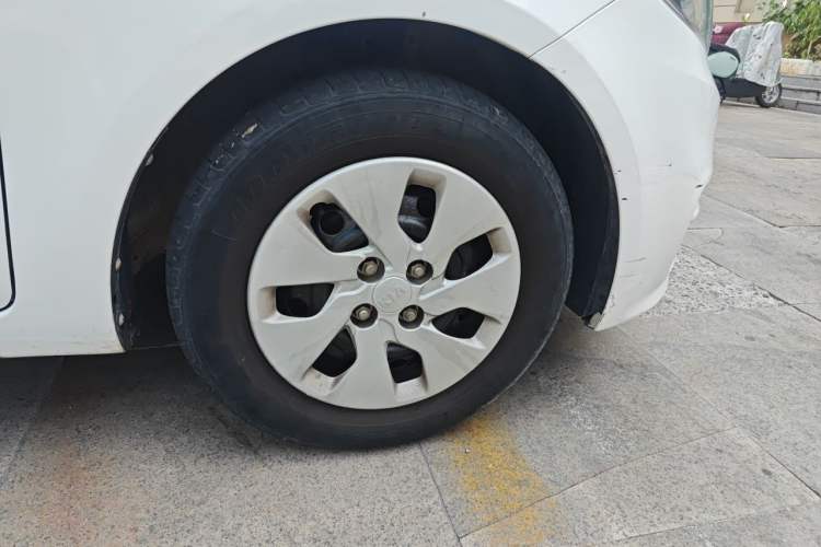 Used Kia K2 2015 Sedan 1.4L Automatic GLS Right Front Wheel Hub