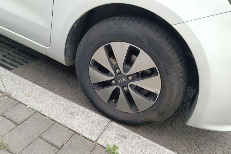 Used Kia K2 2015 Sedan 1.4L Automatic GLS Right Front Wheel Hub