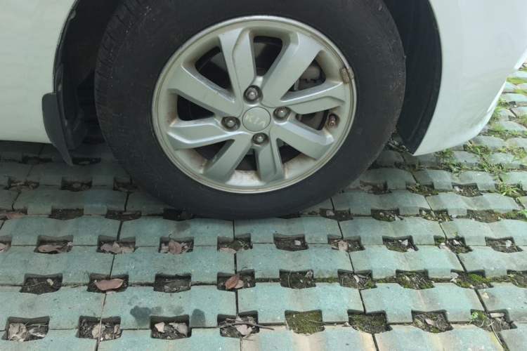 Used Kia K2 2015 Sedan 1.4L MT GLS Right Front Wheel Hub