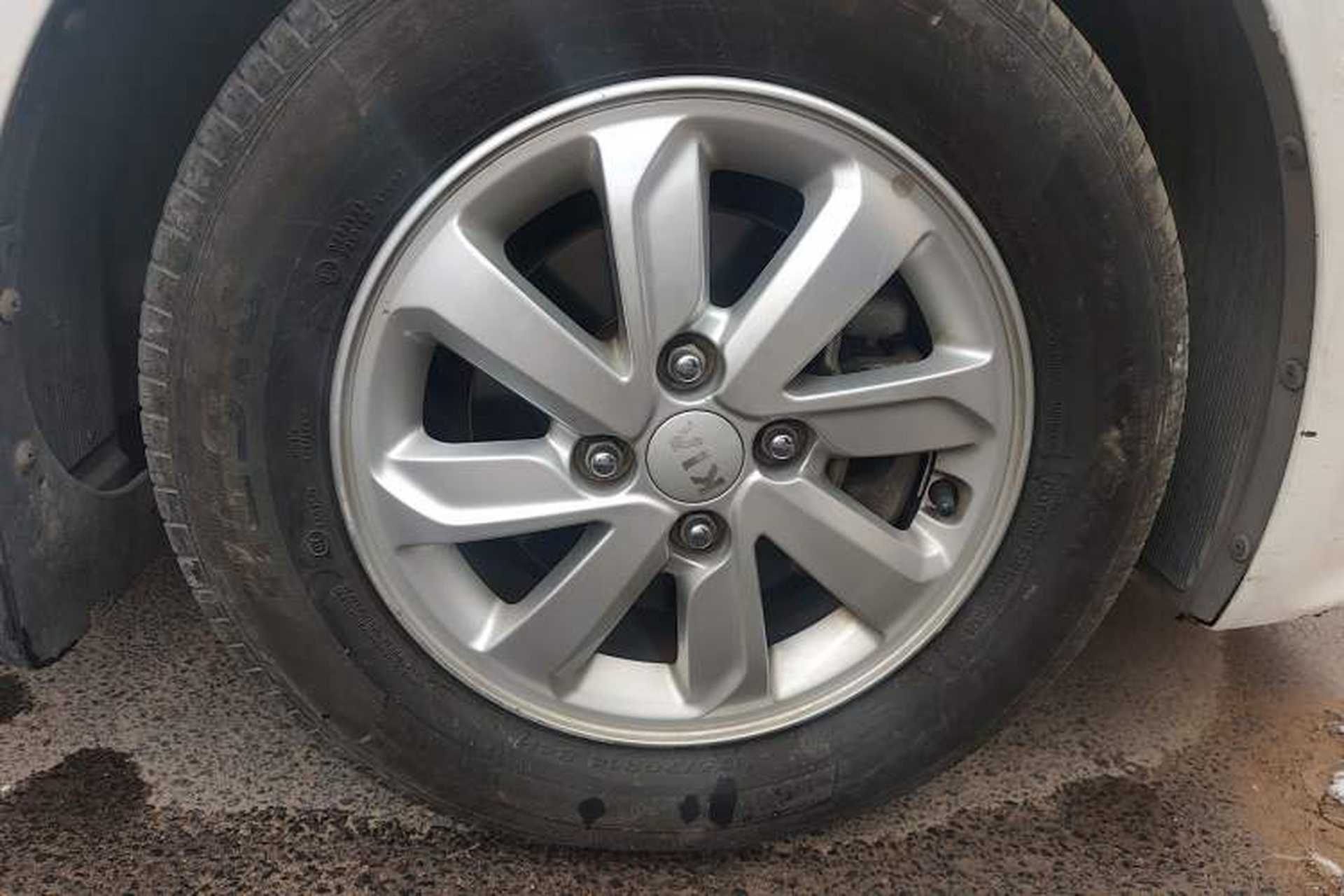 Used Kia K2 2015 Sedan 1.4L MT GLS Right Front Wheel Hub