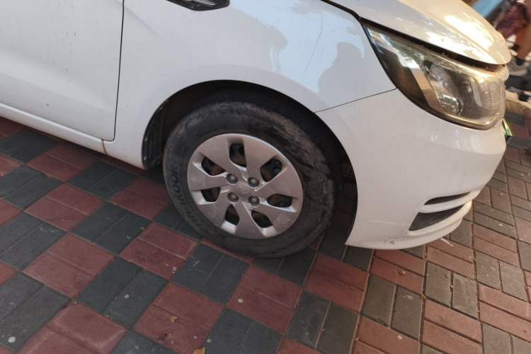 Used Kia K2 2015 Sedan 1.4L Automatic Top-Trim Right Front Wheel Hub