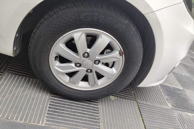 Used Kia K2 2015 Sedan 1.4L MT GLS Right Front Wheel Hub