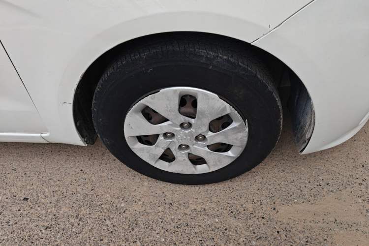 Used Kia K2  Right Front Wheel Hub