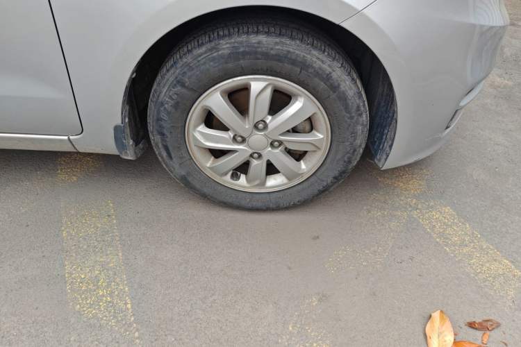 Used Kia K2 2015 Sedan 1.4L MT GLS Right Front Wheel Hub