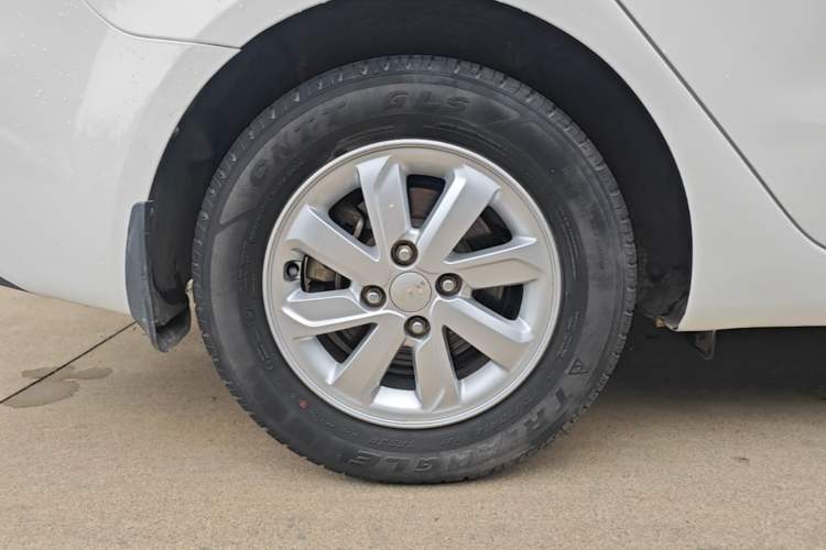 Used Kia K2 2015 Sedan 1.4L MT GLS Right Rear Wheel Hub
