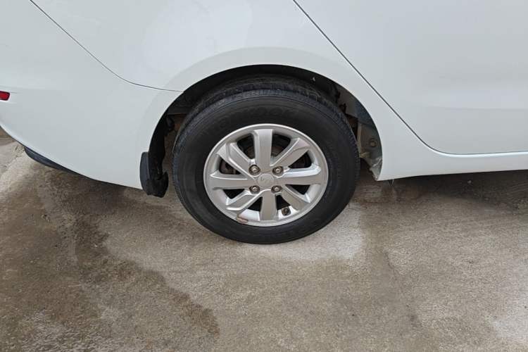 Used Kia K2 2015 Sedan 1.4L Automatic GLS Right Rear Wheel Hub