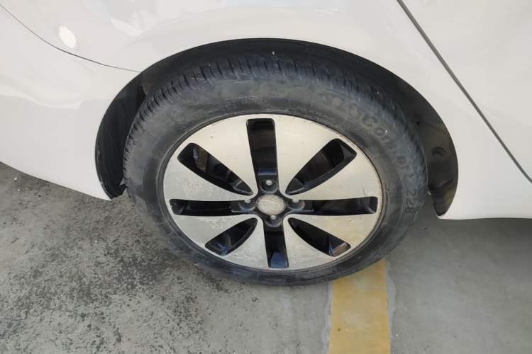 Used Kia K2 2015 Sedan 1.4L Automatic GLS Right Rear Wheel Hub